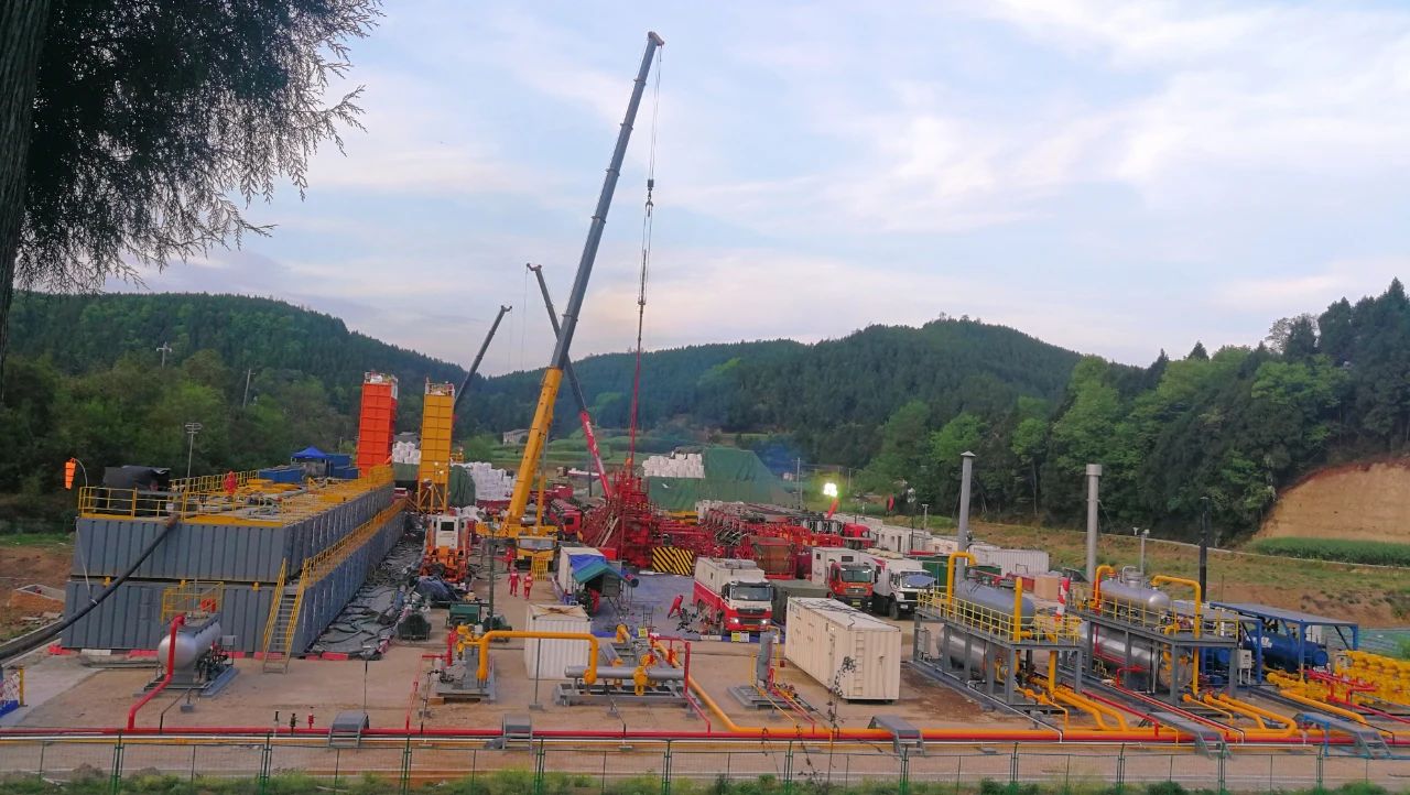 洛克石油八角场气田历史最大规模压裂作业顺利完工