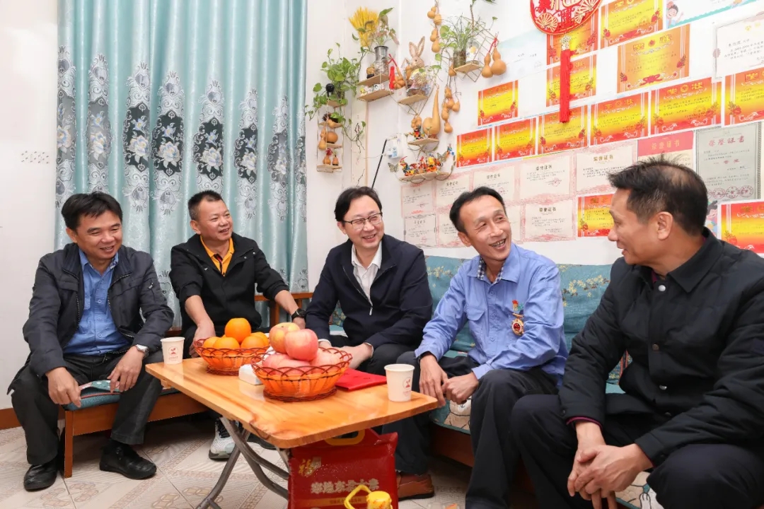 海南省总工会副主席陈波走访慰问海南矿业员工