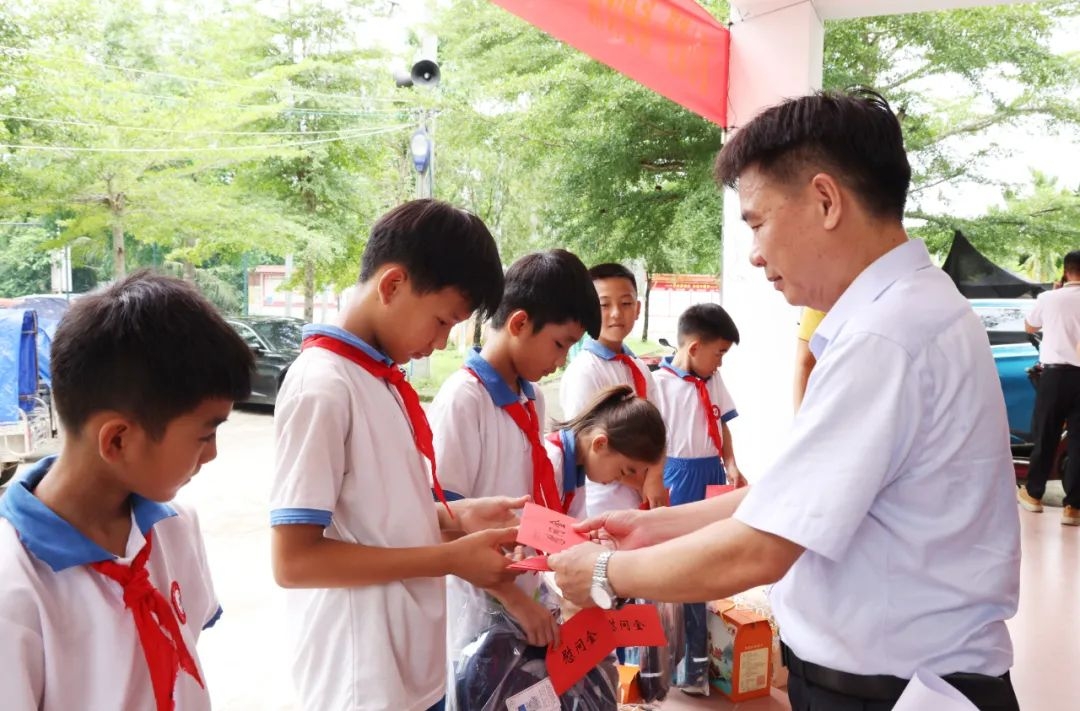 海南矿业到乡村振兴联系点举行留守儿童“六一”关爱活动